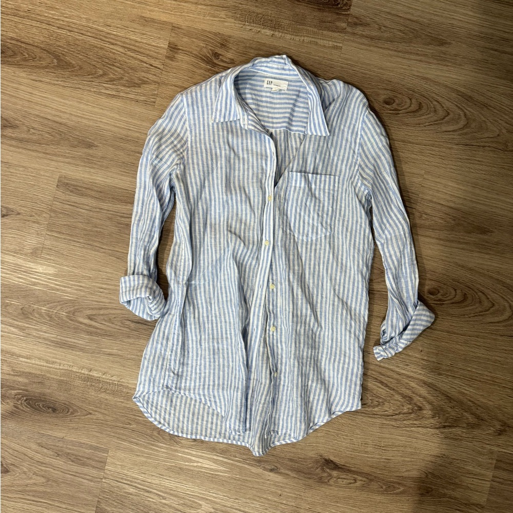 Women’s Gap shirt